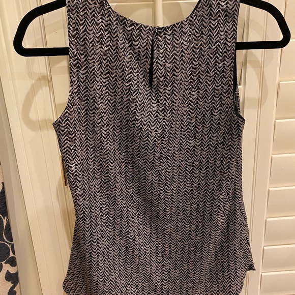 loft xs black and white patterened shell tank-used - Picture 2 of 4